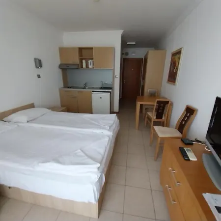Апарт-отель Private Studio In Emerald Beach Равда